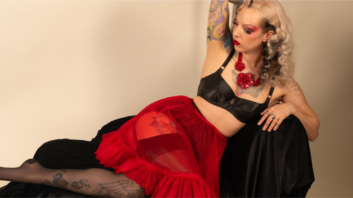 How to Wear Red Accessories: Vintage Glamour à la Diana Vreeland