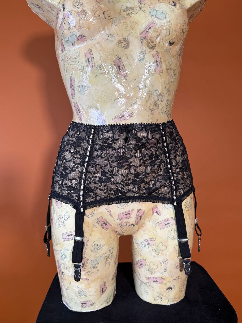 AL112 Vicky Suspender UK 10 / US 6