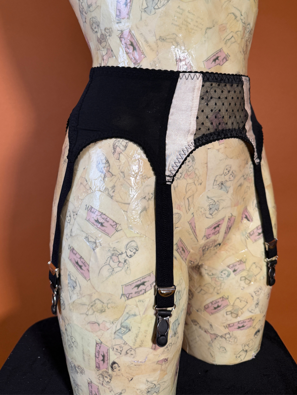 AL93 Black dot Suspender Belt UK 8 US 4