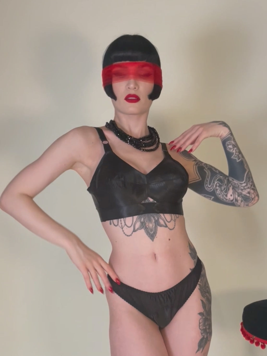 Maitresse Schwarzer Satin-String L2095