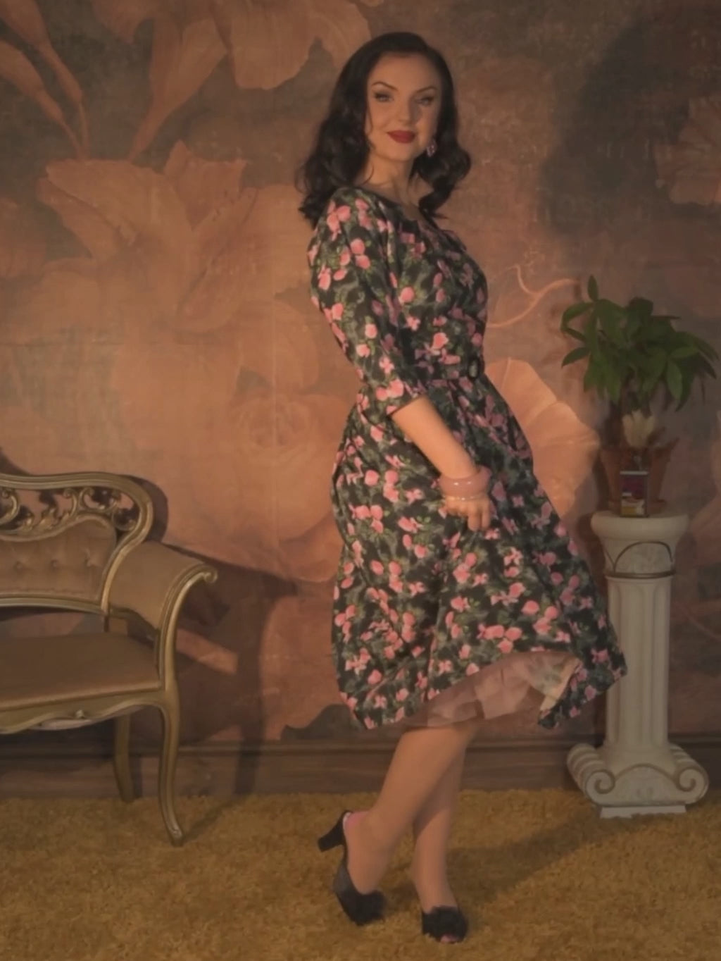 grey and pink floral 1950s dress with belt and bracelet length raglan sleeves