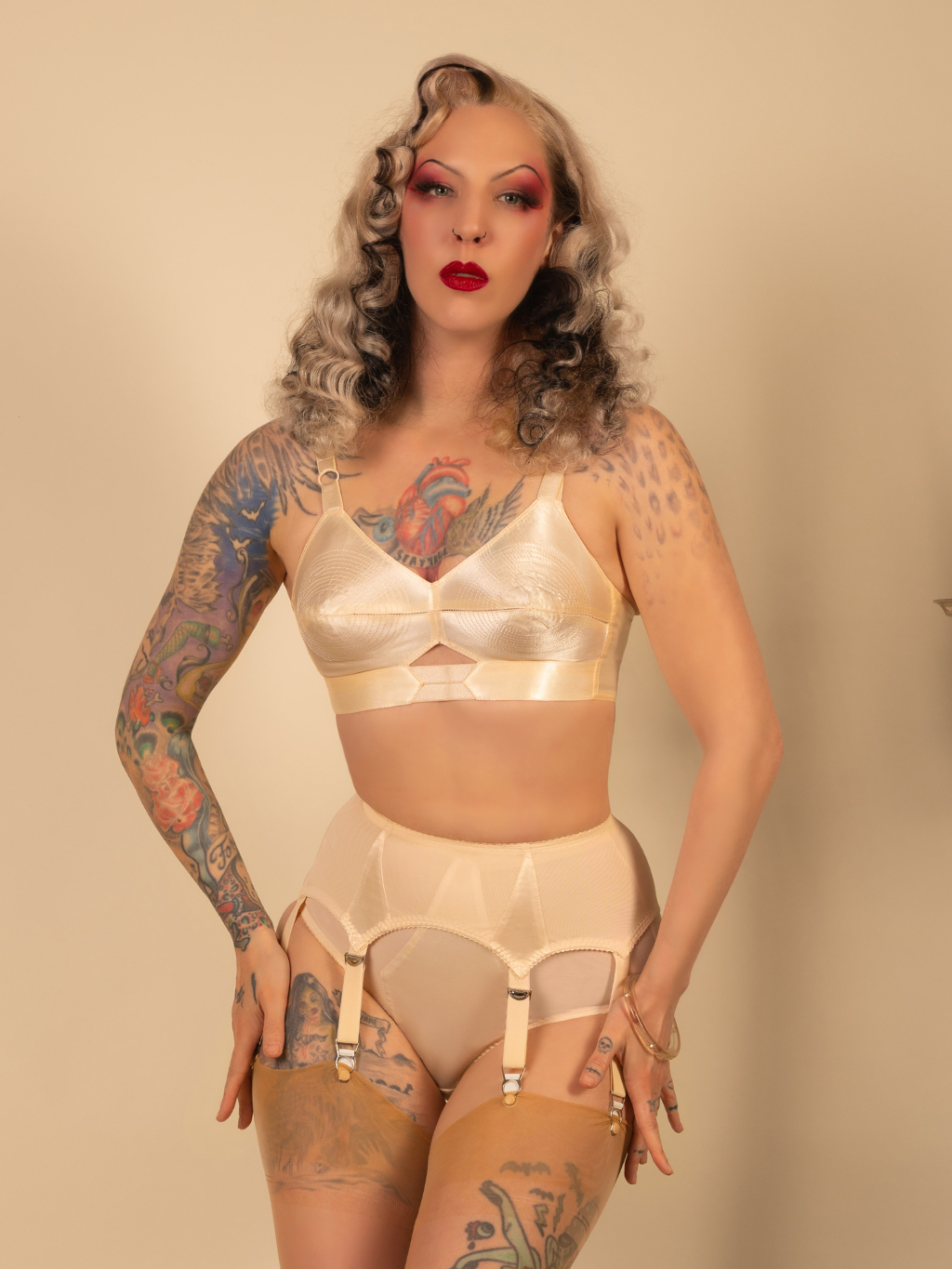 Harlow peach suspender belt