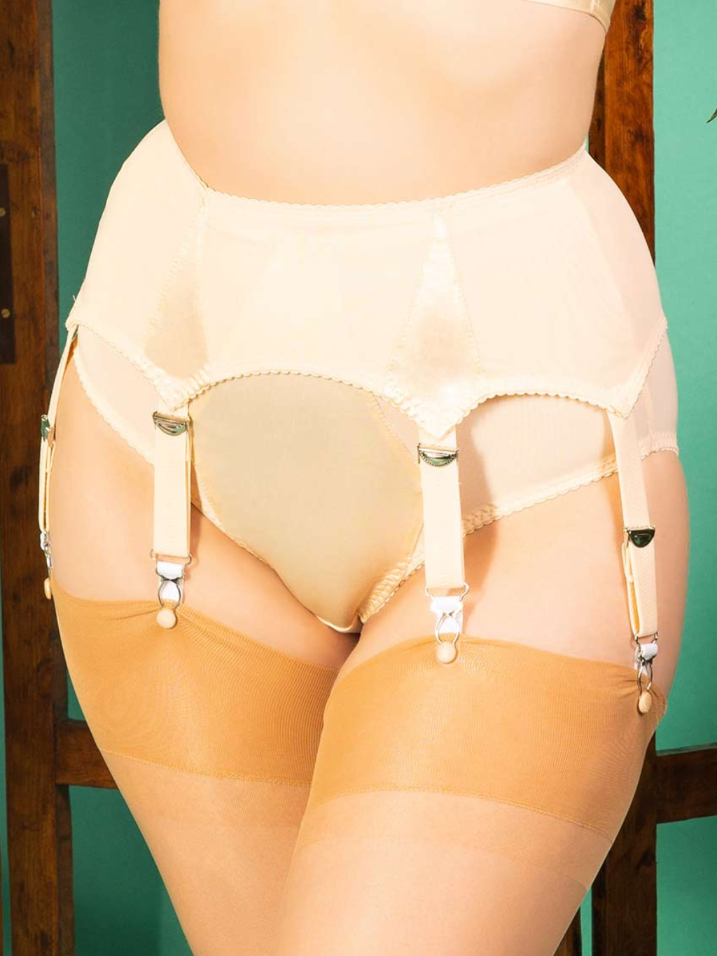 Harlow 6 Strap Suspender Belt L2137