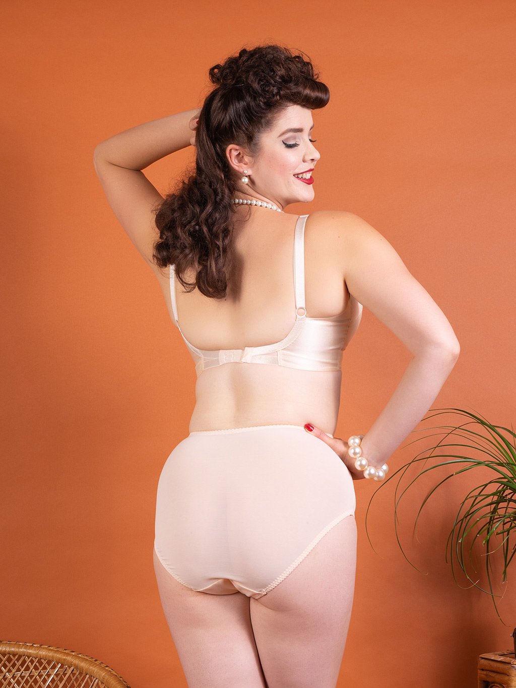 Peach high waisted knickers made from power mesh with satin detailing.  Vintage inspired high waisted knickers